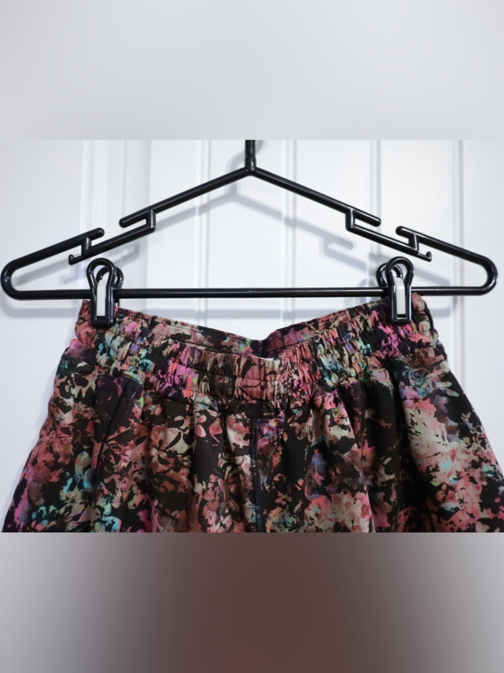 Lululemon Hotty Hot Low-Rise Short Stencil Blossom Red Multi / Sheer Blue Size 8 - Picture 7 of 10
